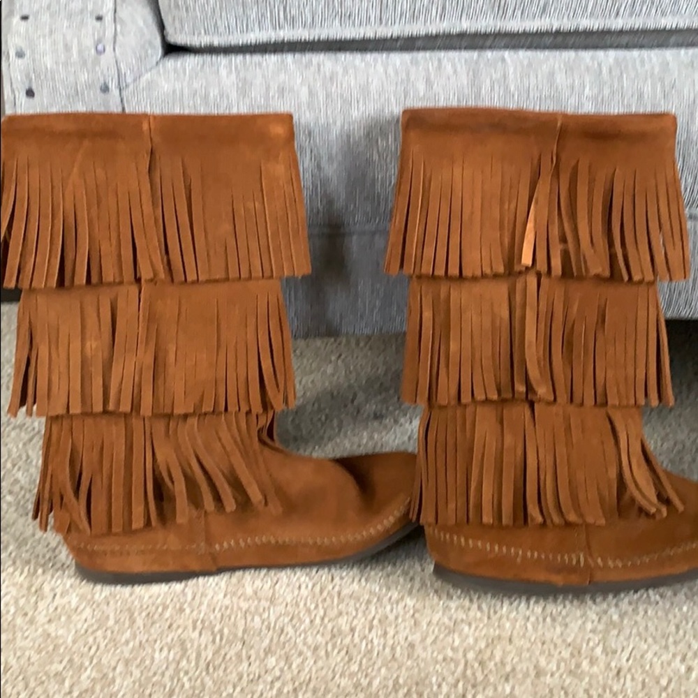 Minnetonka 3-Layer Fringe Suede Brown Boots, 8 - Picture 5 of 11